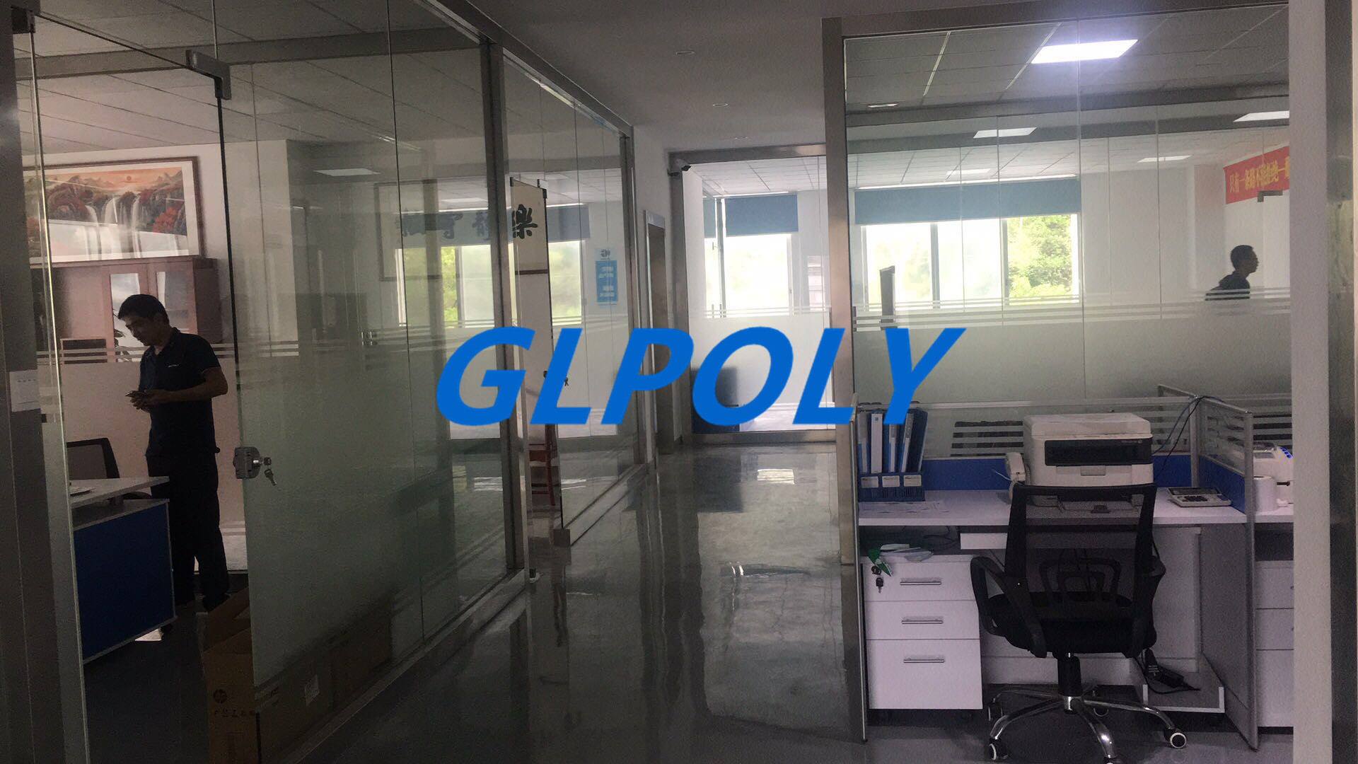 GLPOLY的發展除了戰略和戰術還有什么呢? 今天您如果想了解GLPOLY,或者隨便搜索即帶您進入打開GLPOLY的官網,便能帶您快速了解她的發展歷程, 走進GLPOLY第一眼就是能看到目標管理的相關條幅,為績效而工作,為結果而管理,管理是讓客戶方便,而不是為了自己方便,預測自己的最好方式就是創造自己,為”小而精,精而美,美而優”而努力.為什么GLPOLY在公司成立之初就用目標管理辦法,目標管理之所以能發揮作用,還在于它大大增強了下團隊的責任感,而責任感又是一個巨大的激勵因素,團隊許多動力的行為來自于被強烈的責任感所驅使,要充分發揮團隊實現目標過程的積極性,主動性,創造性,增強其責任感是一條重要的途徑,人是有責任感的,只要環境適當,人不僅會承擔責任而且還會追求責任,很多研究結果表明, 最有效的手段是在實現目標過程中實行。自我控制 式管理有利于下屬責任感增強， 進而促使團隊積極性、 主動性， 創造性的充分發揮。所以， 增強責任感是自我控制" 的一種延伸結果,現實管理實踐中的 目標管理 ,自我控制" 式的管理.其次是目標,目標為所有的管理決策指明了方向， 并且作為標準可用來衡量實際的績效,其直接的作用主要體現在對管理過程的控制環節, 但是, 作為活動的預期目的和結果， 目標對管理的重要作用又不局限于此， 它可以對人產生巨大的激勵作用， 這種作用將貫穿于整個管理環節， 使得管理活動獲得最佳效益。 目標的激勵作用主要表現也有幾個方面: 一是在目標確定后呢， 它能使人明確方向看到前景,因而能起到鼓舞人心、 振奮精神和激發斗志的作用; 二是在目標執行過程中， 由于目標的制定都具有一定的先進性和挑戰性的， 在實際工作中必須通過一定的努力才能達到的， 因而有利于激發人們的積極性和創造; 三是在目標實現以后， 由于人們的愿望和追求得到了實現， 同時也看到了自己的預期結果和工作成績， 因而在心理上會產生一種滿足感和自豪感， 這樣就會激勵人們以更大的熱情和信心去承擔新的任務以達到新的目標。GLPOLY就是一家這樣的公司,以目標而管理的公司,銷售團隊是由一批很有活力且有互聯網思維的90后團隊打造,GLPOLY總經理康美宇先生非常關心他們的成長，以責任鼓勵創新為出發點，鼓勵他們大膽的去做，鼓勵把他們的想法變成現實，不斷的迭代優化，通過這樣一個方式鼓勵他們大膽的創造,鼓勵他們勇敢的”走”出去 ,而且是思維,膽識,眼界真正的走出去跟更高層接軌. ,小編也是最喜歡那些善良有力的隊友們.此刻,GLPOLY有的同事還在外面解決客戶的問題,有的同事還在寫著明天計劃, 1．明天的目標是什么呢？ 2．明天要怎么安排時間呢? 3．明天最重要的三件事是什么呢？ 4．明天準備學哪些新東西？ 5．明天準備在哪方面進步一點點？ 6．明天如何使自己活得更健康、更開心？ 7．今天又是否完成了目標？  GLPOLY的團隊每天是這么工作的,所以快速發展是必然的吧,最后再以目標管理的一句話以”為努力的自己加油”結束今天的分享.